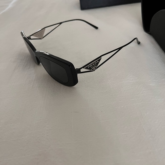 Authentic PRADA sunglasses with triangle logo - Picture 3 of 12